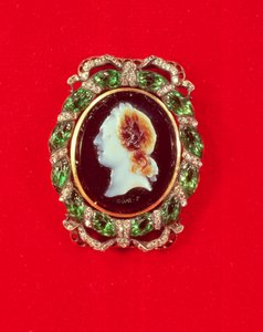 XV. Lajos (1710-74) kaméja Madame de Pompadour karkötőjéről (szardonix és drágakövek)